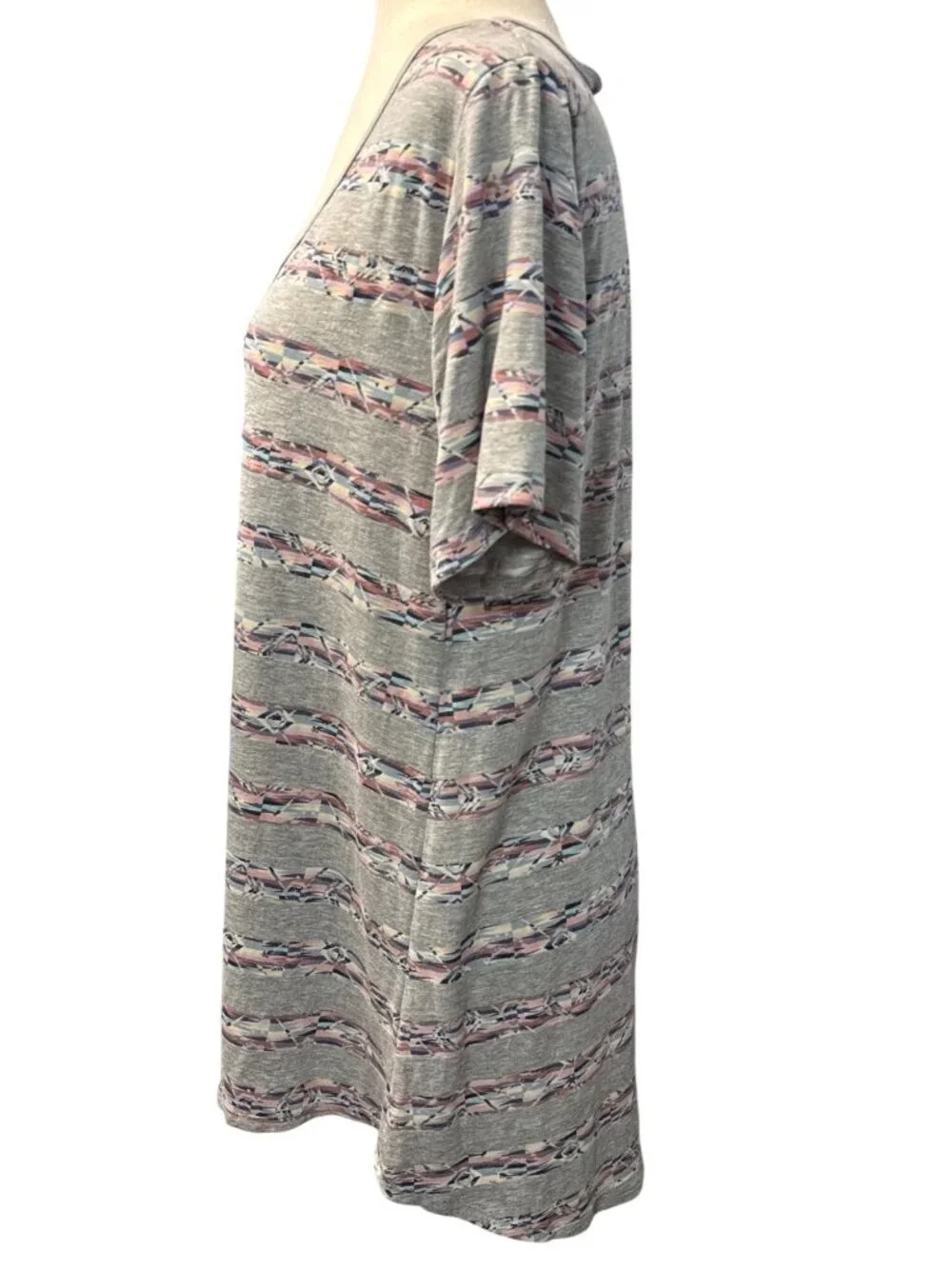 LuLaRoe Womens Scoopneck Tee Shirt~Size L~Grey Aztec Print Short Sleeve L16 08 - Picture 3 of 9